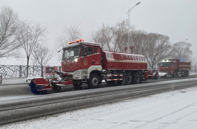 盈峰環(huán)境除冰雪裝備全力投入破冰作業(yè)，助力北京道路交通安全